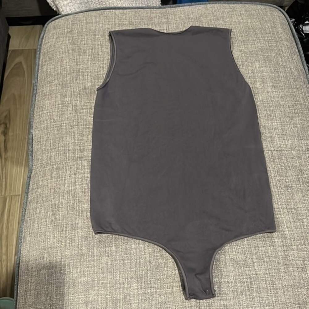 Skims Essential Crew Neck Sleeveless - Picture 2 of 10